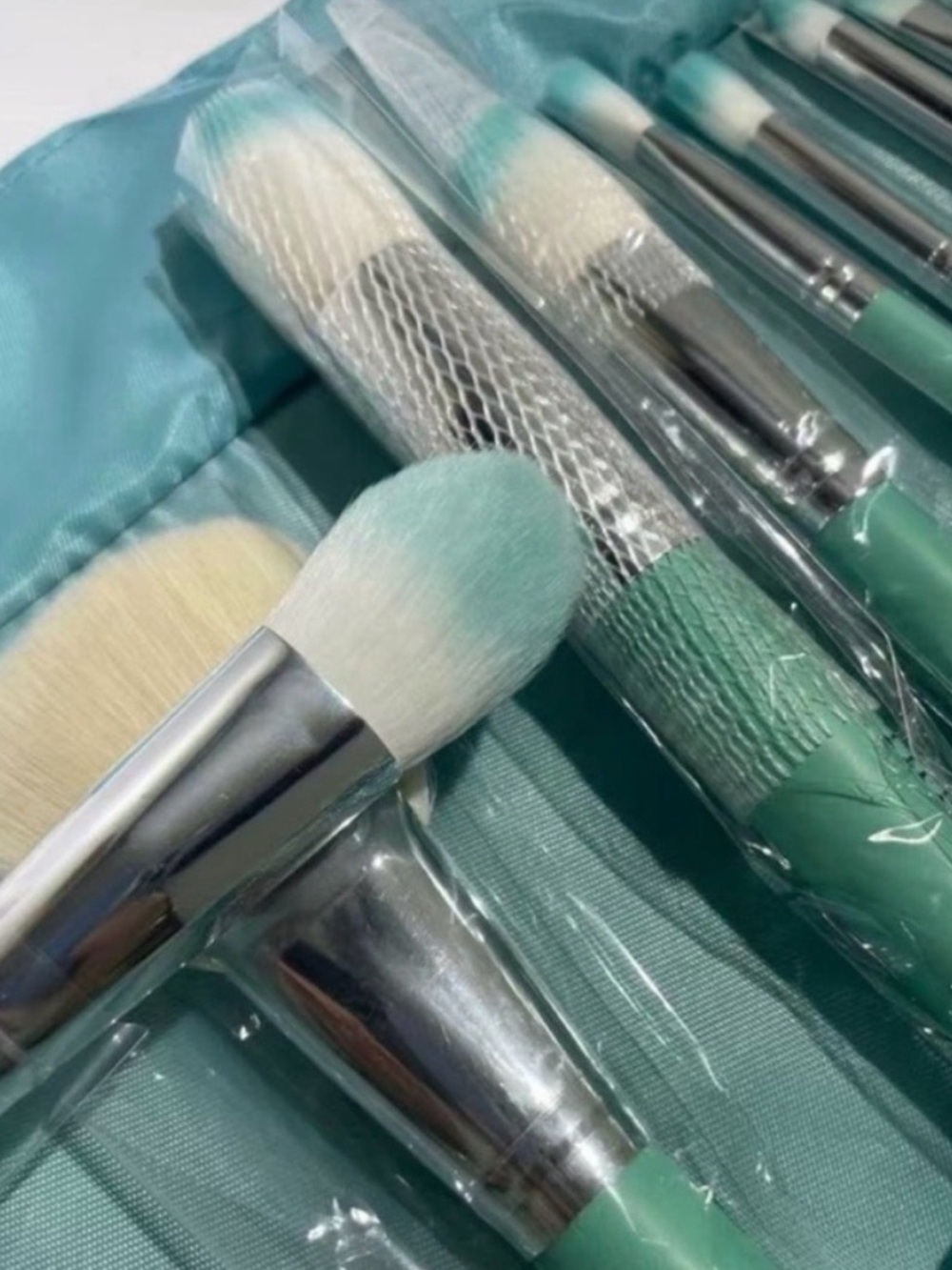 Tiffany makeup brush set - Picture 3 of 10